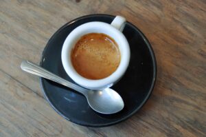 Scopri di più sull'articolo Il caffè va bevuto dopo aver fatto colazione. A digiuno compromette i livelli di zucchero nel sangue