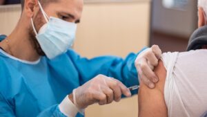 Scopri di più sull'articolo Aifa, sì al mix di vaccini per under-60