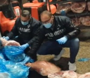 Scopri di più sull'articolo Parma: in provincia di Modena sequestrate 20 tonnellate di cosce di suino in cattivo stato di conservazione