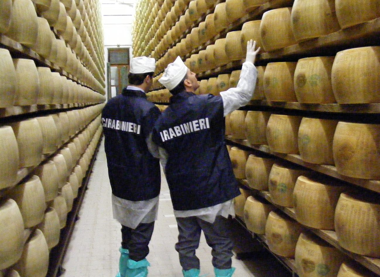 Al momento stai visualizzando Parma: sequestrati quintali di formaggio stagionato detenuto in precarie condizioni igienico sanitarie